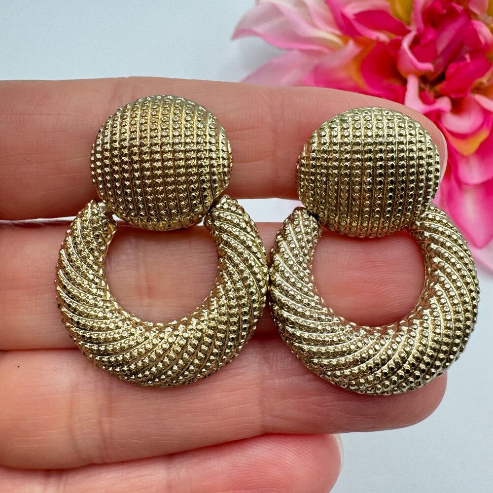 Vintage 3 Pair Clip On Earring Lot Includes Trifari & Unsigned Door Knocker - Picture 5 of 13